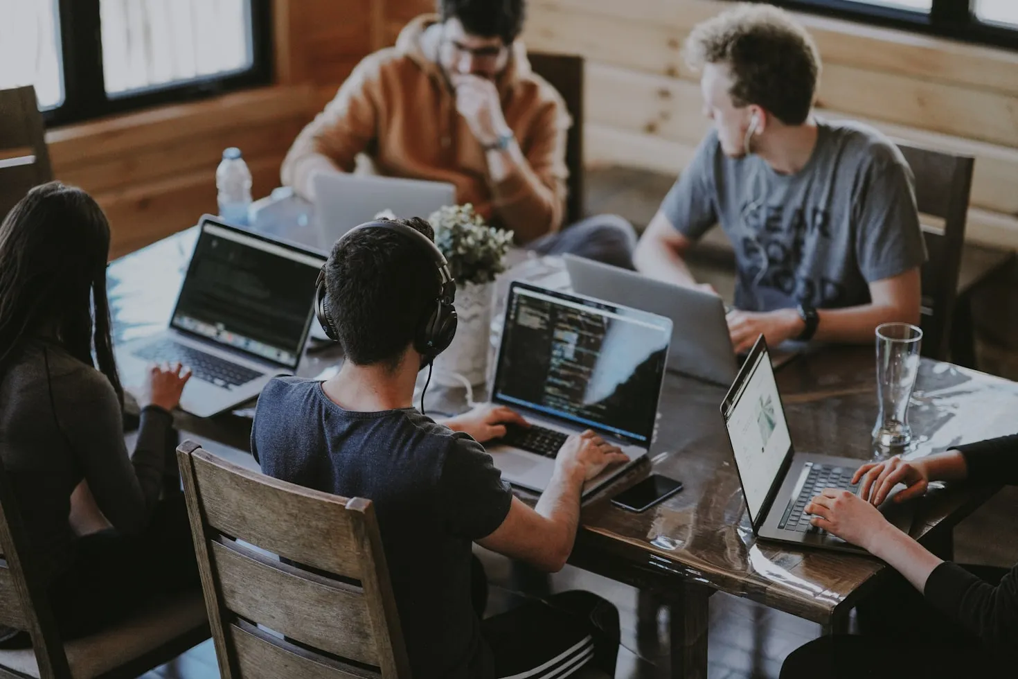 exposeDNA Team bei der Zusammenarbeit an IT-Modernisierung und KI-Projekten